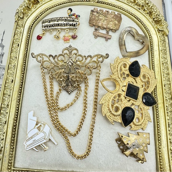 Vintage Broken Jewelry Lot Brooches For Repair Gold Tone Scrap - Picture 1 of 6